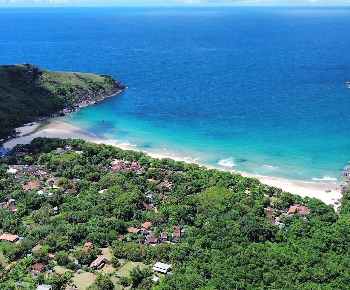 Vista aérea da vila e da Praia do Bonete, no extremo sul de Ilhabela